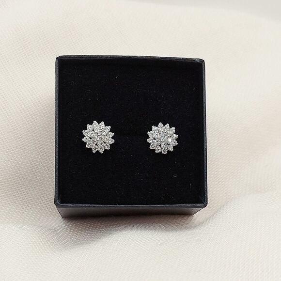 925 Sterling Silver Sparkling Flower Stud Earrings - Picture 1 of 13